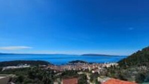 A coastal town with a clear view of the sea and a hilly landscape. - Villa Radalj (Makarska)