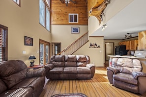 Smart TV, lareira, pebolim, livros