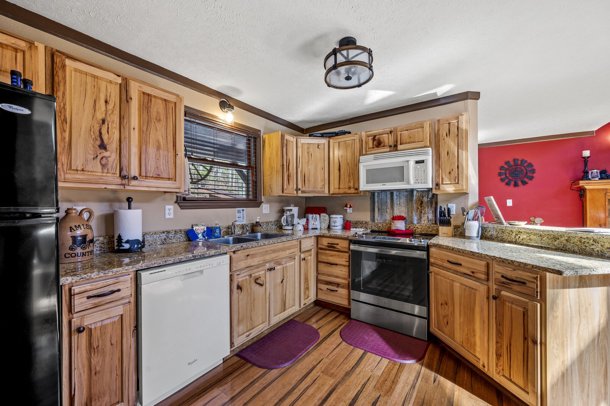 Festive Fun: HotTub, Free Wi-Fi, Office, Pets OK, Ramp, Games, Family, Spacious 