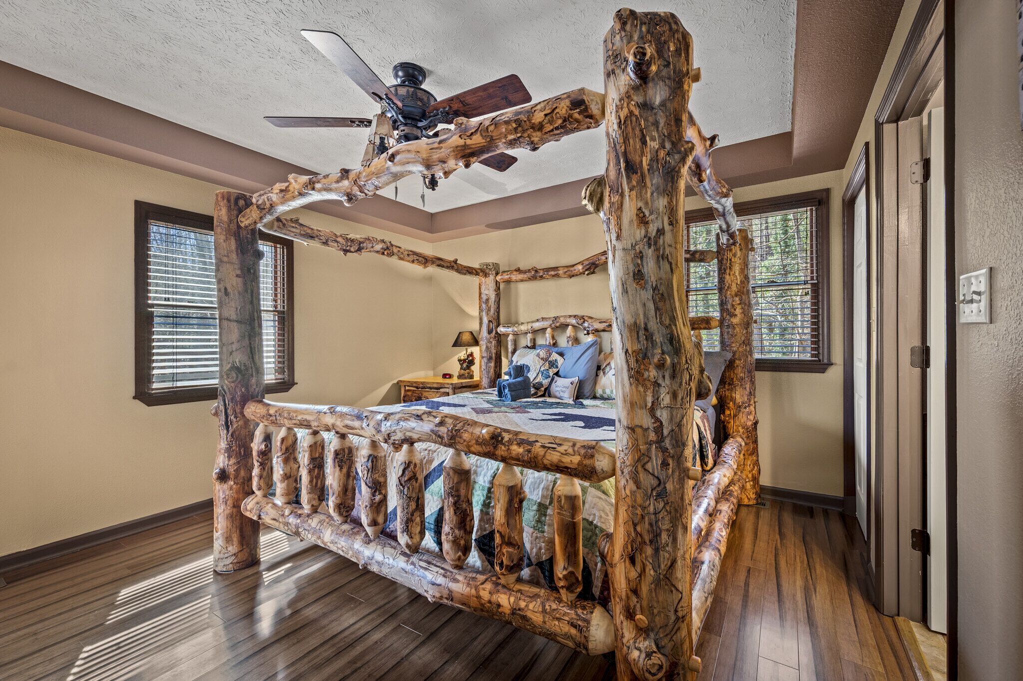 Festive Fun: HotTub, Free Wi-Fi, Office, Pets OK, Ramp, Games, Family, Spacious 