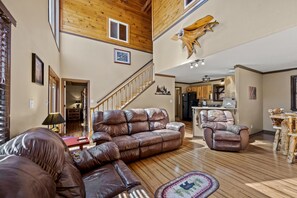 Smart TV, lareira, pebolim, livros