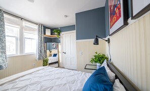 5 bedrooms, iron/ironing board, WiFi, bed sheets