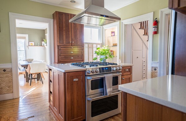 Microwave, oven, stovetop, dishwasher - Magnificent 5BR/2BA Near Casinos (Norwich)