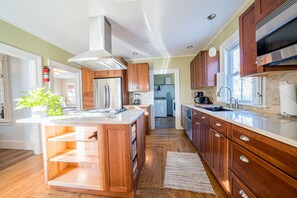 Microwave, oven, stovetop, dishwasher - Magnificent 5BR/2BA Near Casinos (Norwich)