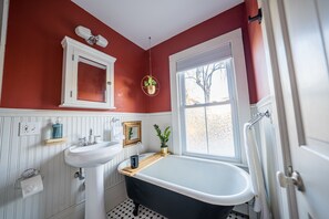 Shower, hair dryer, towels, soap - Magnificent 5BR/2BA Near Casinos (Norwich)