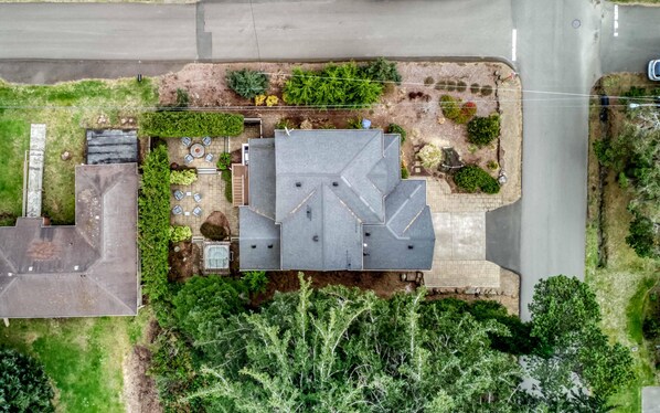 House, Multiple Beds (Wecoma Rose) | Property grounds - Wecoma Rose (Lincoln City)