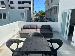 Outdoor dining - Suite 2 · Majestic 2-Bedroom Beachside Suite (San Juan)