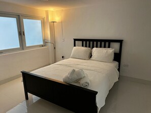 2 chambres, fer et planche à repasser, Wi-Fi, draps fournis