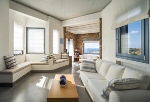 تلفزيون ذكي، مدفأة، كُتُب، مكتب