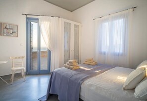 5 bedrooms, desk, iron/ironing board, free WiFi - Luxury Cycladic Villa in Koundouros (Koundouros)