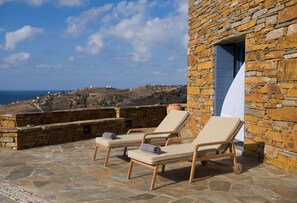 Terrace/patio - Luxury Cycladic Villa in Koundouros (Koundouros)