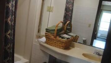 Towels, shampoo, toilet paper