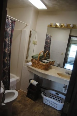 Serviettes fournies, shampoing, papier toilette