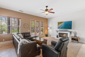 Villa familiar | Zona de estar | Una chimenea, una oficina