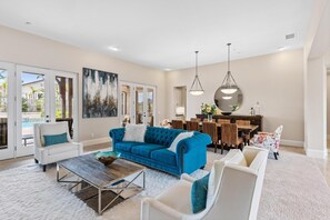 Villa familiar | Zona de estar | Una chimenea, una oficina