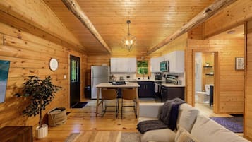 Tv, pejs, dvd-afspiller, bøger