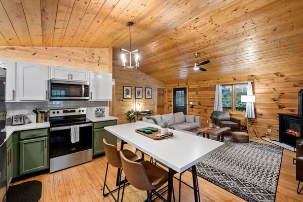 Réfrigérateur, four à micro-ondes, un four, surface de cuisson