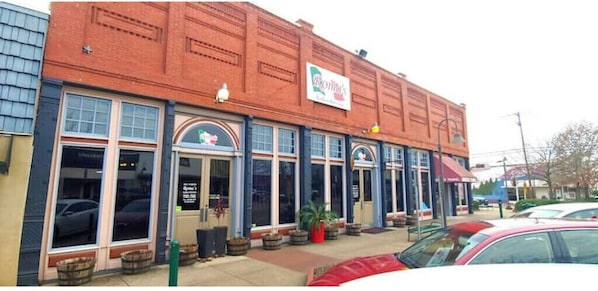 Exterior - Cozy Spacious Home with extra large yard, bbq grill, playset, fire pit and porch (Longview)