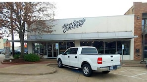 Property grounds - Cozy Spacious Home with extra large yard, bbq grill, playset, fire pit and porch (Longview)