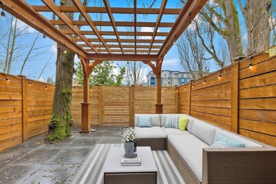 Modern 3BR Townhouse Patio & Pet-Friendly Comfort