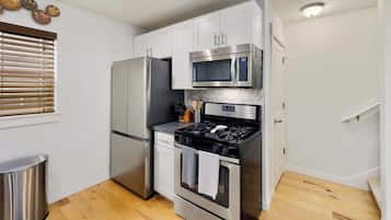 Køleskab, mikrobølgeovn, ovn, kogeplade