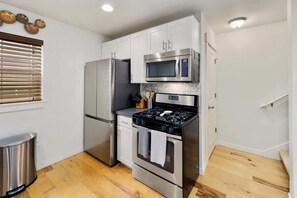 Jääkaappi, mikroaaltouuni, uuni, liesi