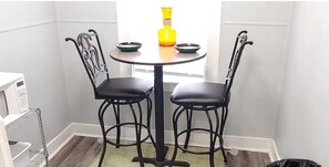 Dining - Downtown Longview Cozy Loft -Near Hospital + Grill (Longview)