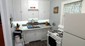 Private kitchen - Downtown Longview Cozy Loft -Near Hospital + Grill (Longview)