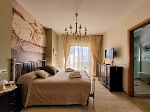 3 Schlafzimmer, Schreibtisch, Bügeleisen/Bügelbrett, Reisekinderbett