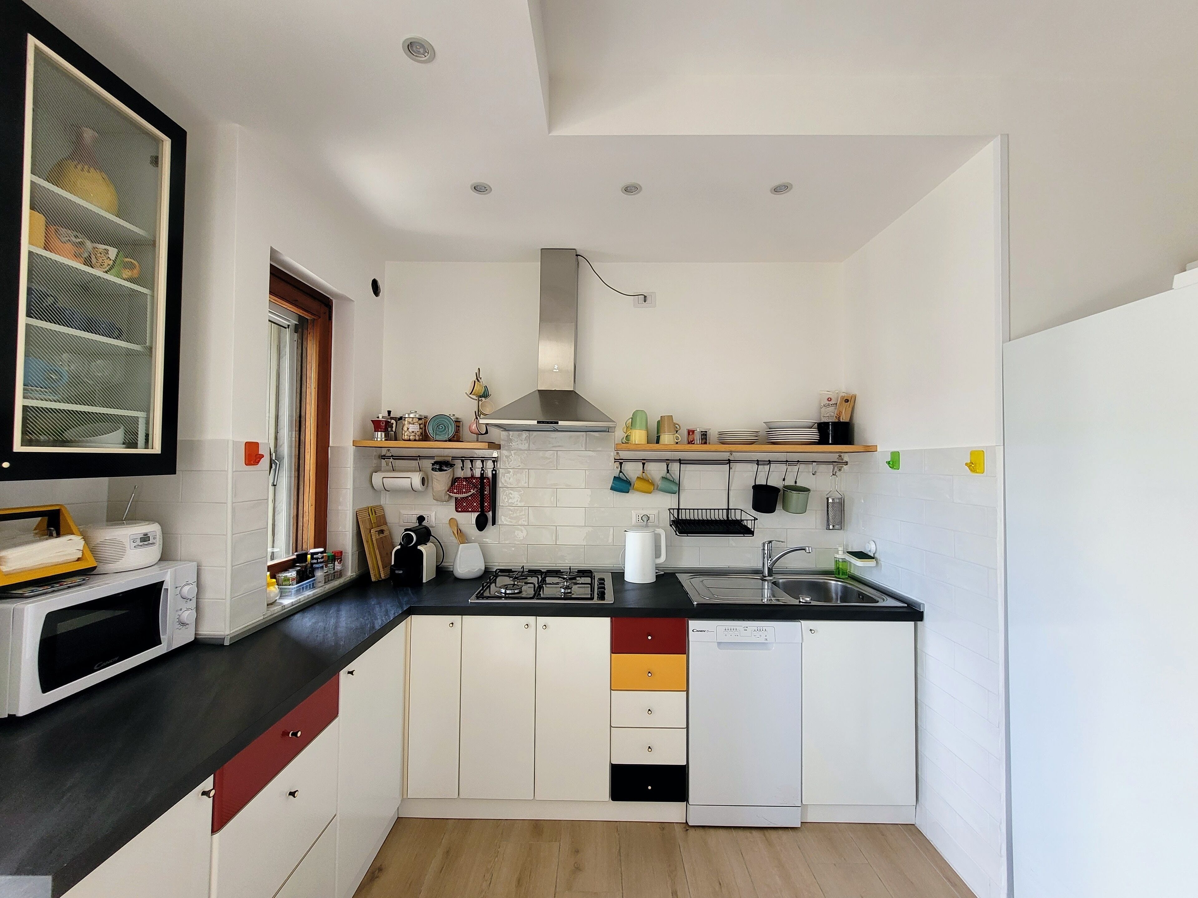 Frigorifero, microonde, forno, piano cottura