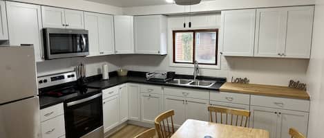 Frigorífico, microondas, horno y placa de cocina