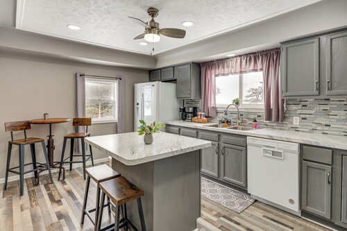 Charming Curtis House: Large Deck w/ Lake View!