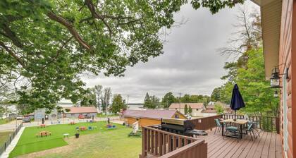 Charming Curtis House: Large Deck w/ Lake View!