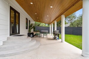 Terrace/patio - Luxury Modern 5BR w/ Hot Tub, Huge Patio & Yard. Mins from Downtown Austin! (Austin)