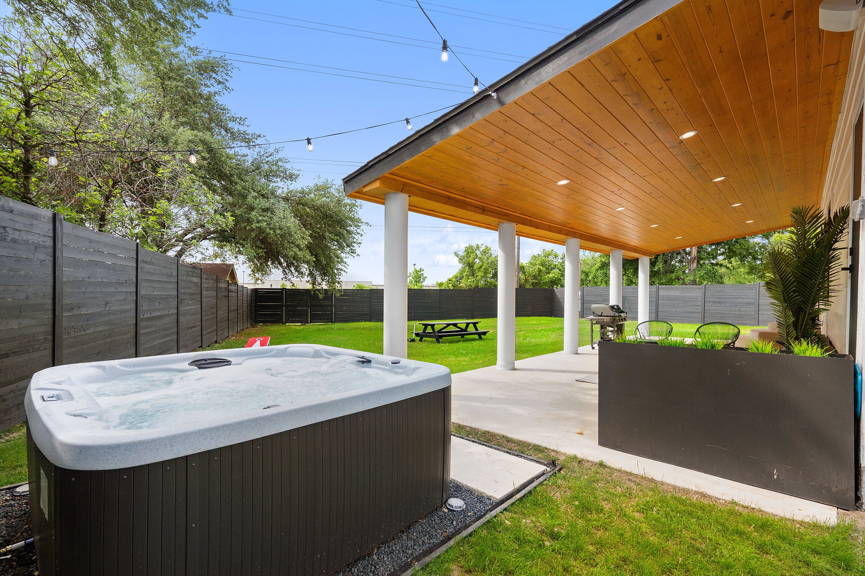 Luxury Modern 5BR w/ Hot Tub, Huge Patio & Yard. Mins from Downtown Austin!