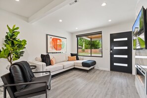 Smart TV, fireplace - Luxury Modern 5BR w/ Hot Tub, Huge Patio & Yard. Mins from Downtown Austin! (Austin)