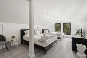 5 bedrooms, desk, iron/ironing board, free WiFi - Luxury Modern 5BR w/ Hot Tub, Huge Patio & Yard. Mins from Downtown Austin! (Austin)