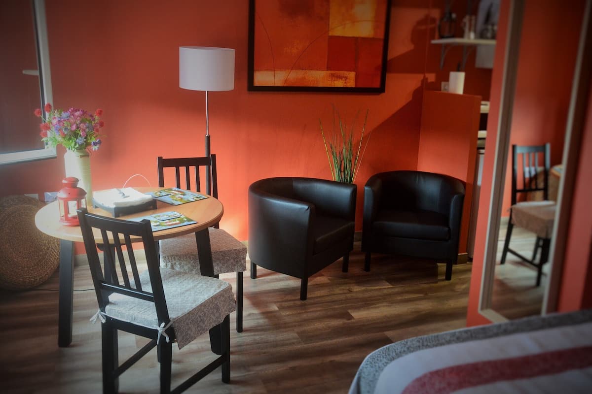 Honeymoon Apartment | Ruang tamu | 49 inci televisyen skrin rata dengan digital