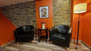 Romantic Apartment | Living area | 49-inch flat-screen TV with digital channels - La Casa del Pintor (Cudillero)