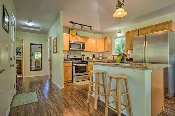 ثلاجة، ميكروويف، فرن، موقد طهي مسطح