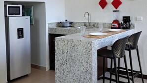 Deluxe appartement | Privékeuken | Een koffiezetapparaat/waterkoker, een koelkast/vriezer, een magnetron