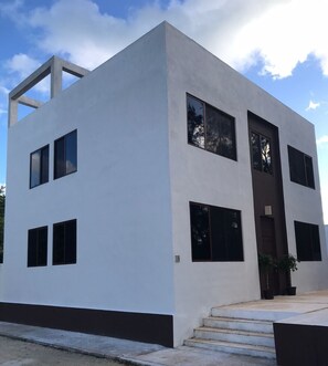 Vista frontal de la propiedad
