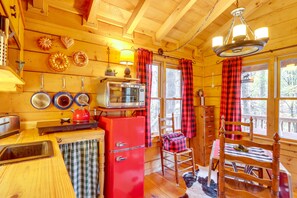 Køleskab, mikrobølgeovn, kaffe-/temaskine, brødrister