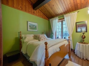 4 bedrooms, iron/ironing board, WiFi