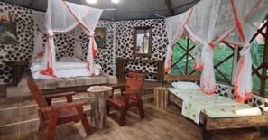 Laptop workspace, bed sheets - Eco Hotel Aldea - Amazonas (Puerto Nariño)