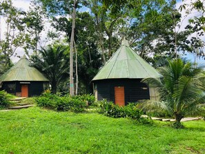 Laptop workspace, bed sheets - Eco Hotel Aldea - Amazonas (Puerto Nariño)