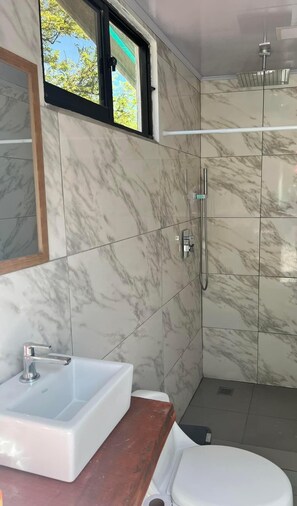 Håndklær, såpe, sjampo og toalettpapir