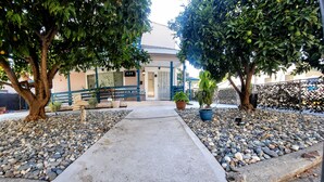 A pathway leading to a building with a number 520 sign, surrounded by trees and pebbles. - Spacious Luxury Comforters of home while enjoying time away w/community pool :) (Roseville)