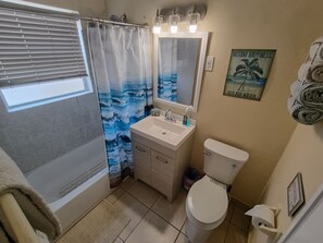 Secador de cabelo, toalhas de banho, sabonete, shampoo