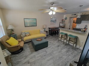 Smart TV, video games - 2BR Beach House. Full Kitchen, W/D, Bikes, Chairs, Boards, BBQ, Backyard Patio (Cape Canaveral)